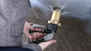 Uncoupling an ACME filling nozzle