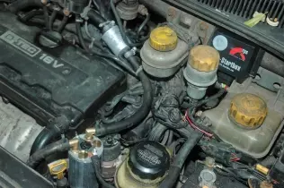 The kit in the engine bay of the Chevrolet Rezzo