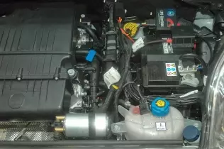 The kit in the engine bay of the Fiat Fiorino