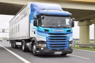 Scania G340 LNG tractor-trailer