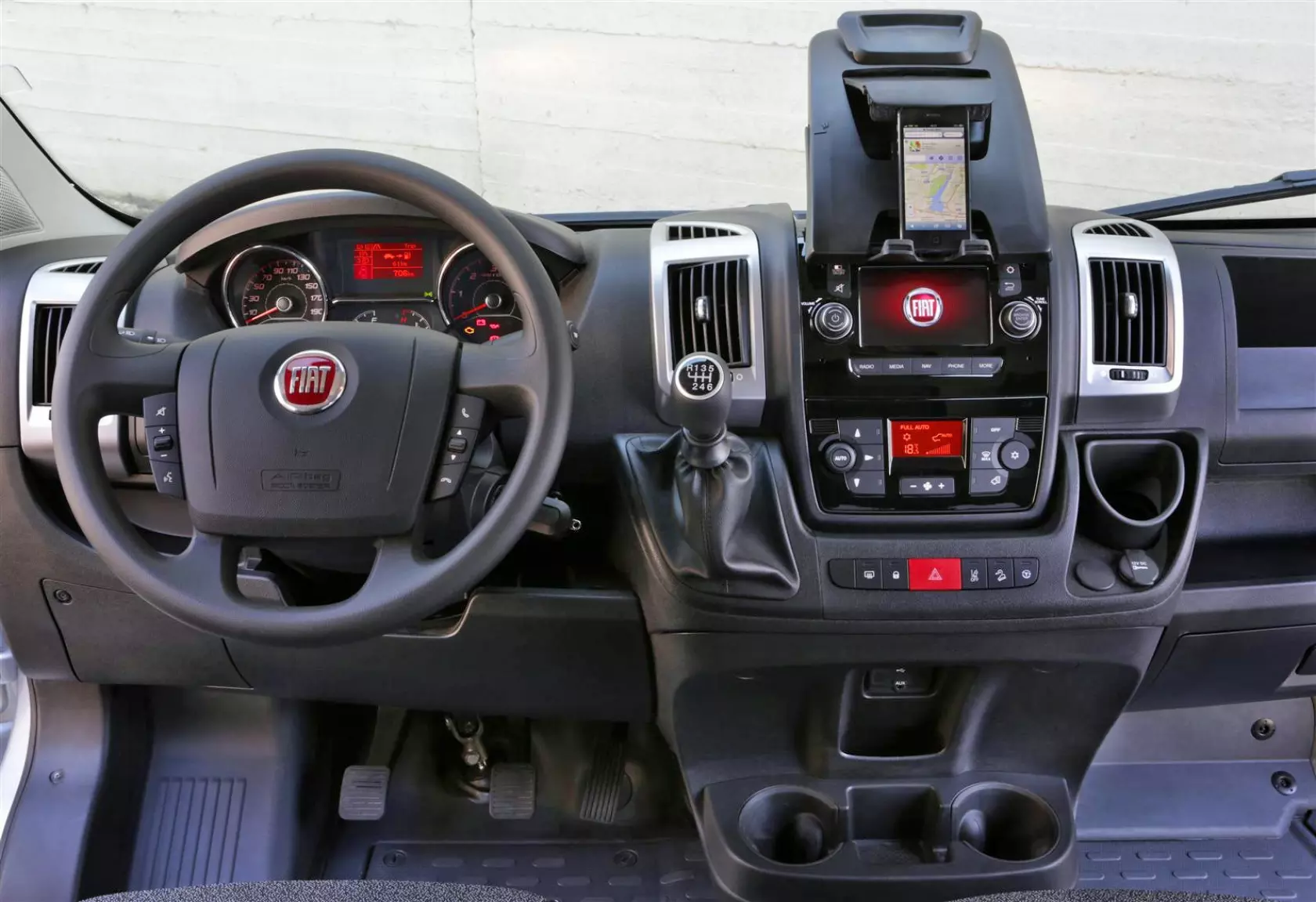 https://gazeo.com/images/gazeo_2014_EN/Technology/Vehicles/Here_comes_the_new_Fiat_Ducato_also_on_CNG/mcith/Fiat_Ducato_dashboard_with_a_smartphone_gno.webp