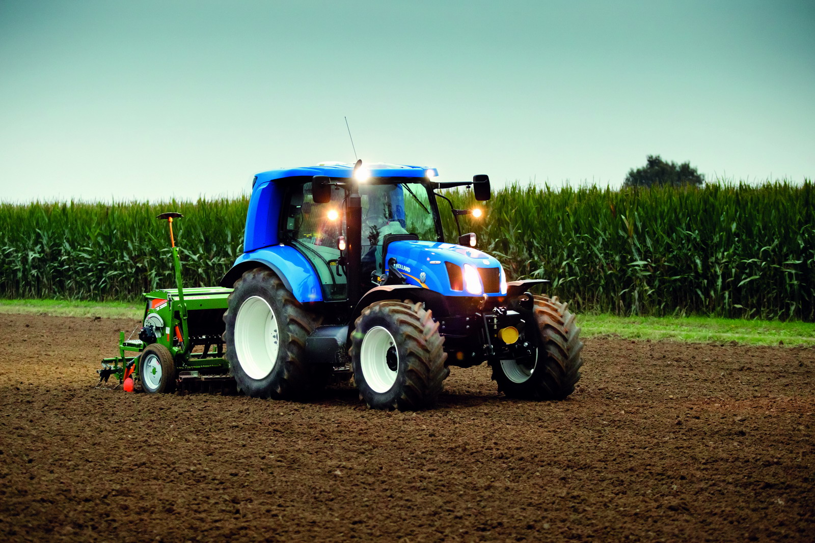 Methane-powered New Holland T6.140 tractor | gazeo.com