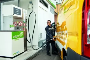 Refueling with natural gas at a CNG station