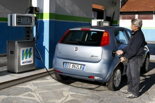 Refueling a car with CNG in Italy