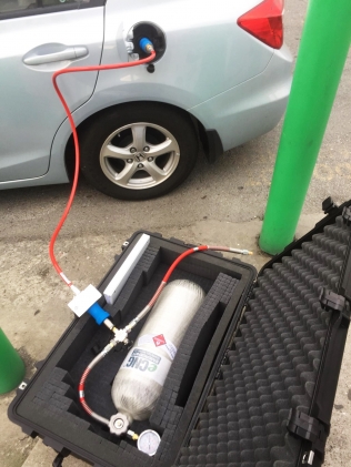 Refueling a car with the eCNG saver kit