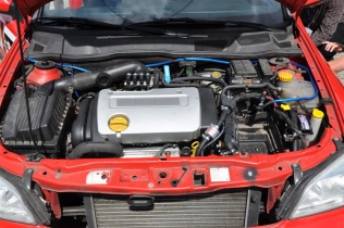 Autogas system in the engine bay of the hitting car