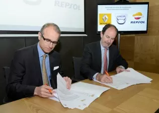 Renault and Repsol representatives sign the agreement