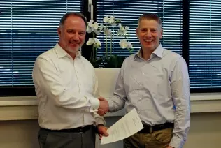 Vialle's Petter Rutten and XLR8's Bart de Haas sign cooperation agreement